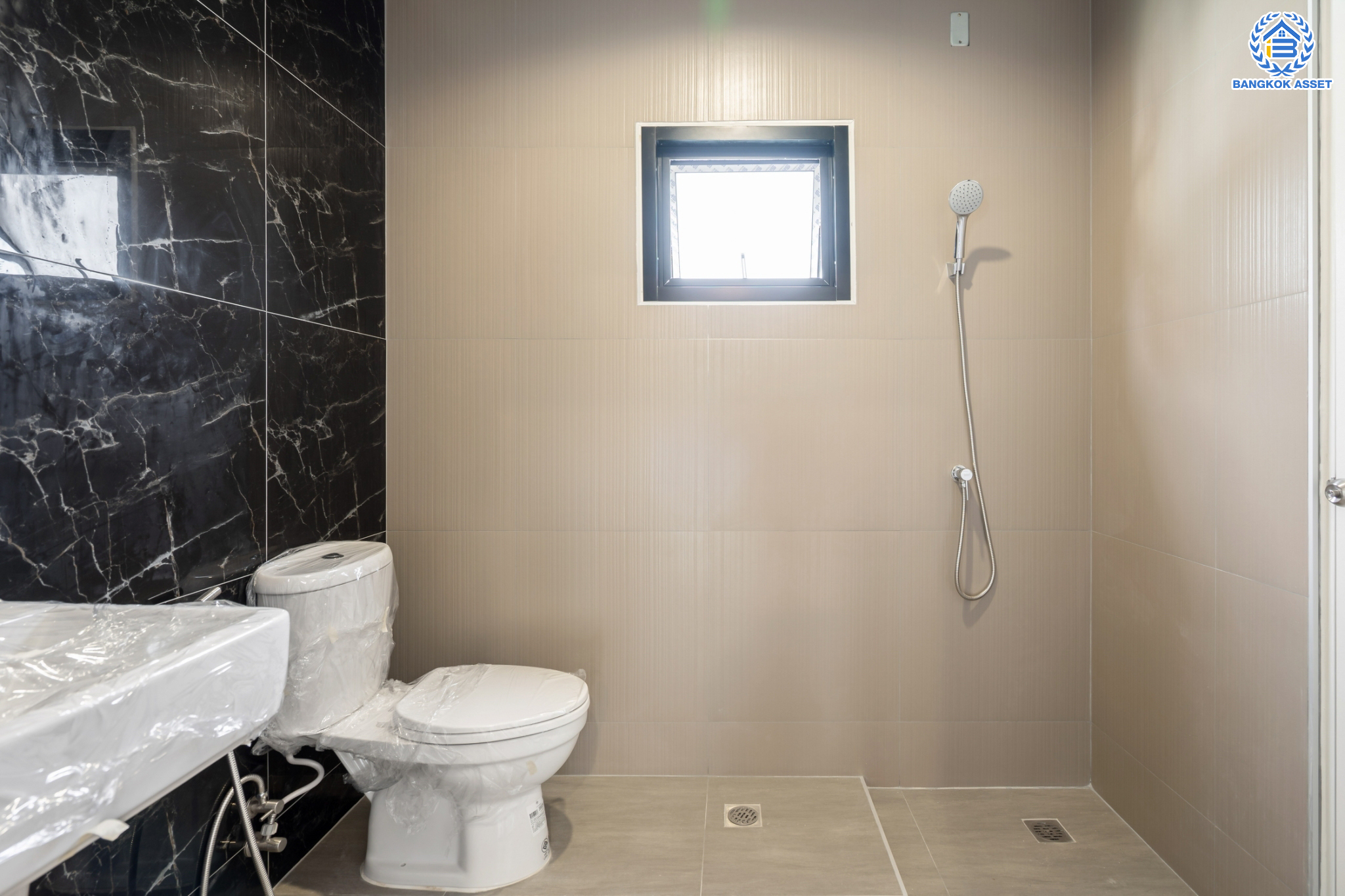 บ้านมือสองตกแต่งใหม่ ม.บุณฑริก วัชรพล-สุขาภิบาล5  เนื้อที่ 81.2 ตร.ว. ฟังก์ชัน 3 ห้องนอน 2 ห้องน้ำ จอดรถได้ 3 คัน บนทำเลเชื่อมต่อหลายเส้นทาง ถ.รามอินทรา ถ.สายไหม และ ถ.พหลโยธิน ใกล้สนามบินดอนเมือง ทางด่วน "รามอินทรา" และรถไฟฟ้าสายสีเขียว "สถานีคูคต"